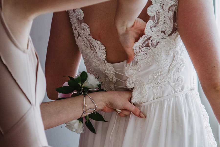 suknia ślubna na guziki