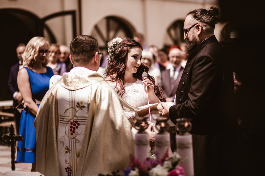 ślub kościelny w plenerze