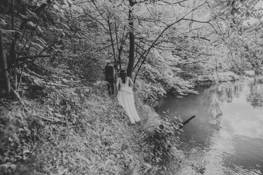 plener ślubny w lesie