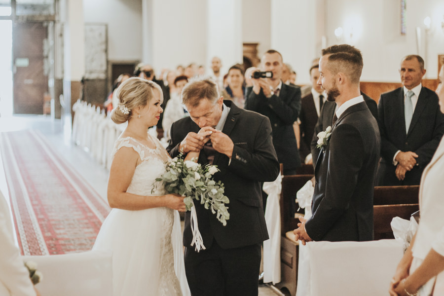 ślub w kościele św. Piotra i Pawła w Trzebini