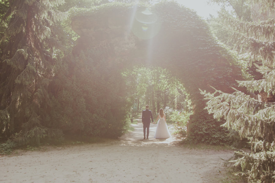 sesja ślubna w parku romantycznym