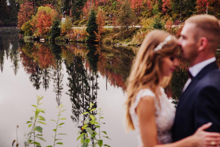 jesienna sesja ślubna nad jeziorem