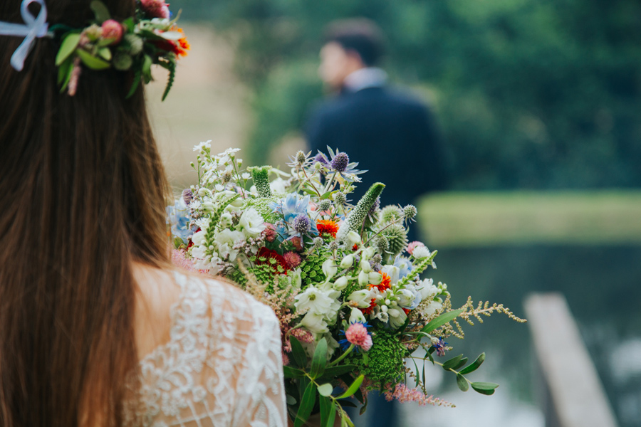 bukiet ślubny z polnych kwiatów